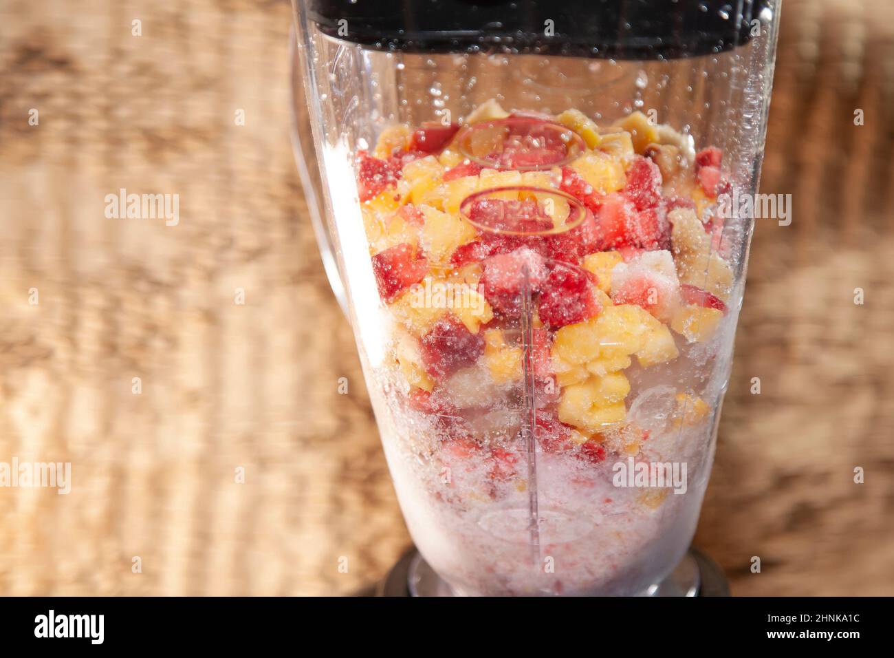 Mescolare frutta e ghiaccio Foto Stock