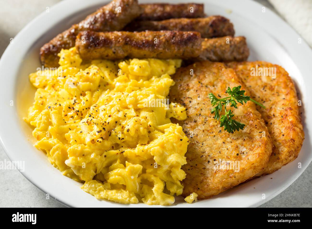 Sana colazione fatta in casa con uova strapazzate con salsiccia e Hashbrown Foto Stock