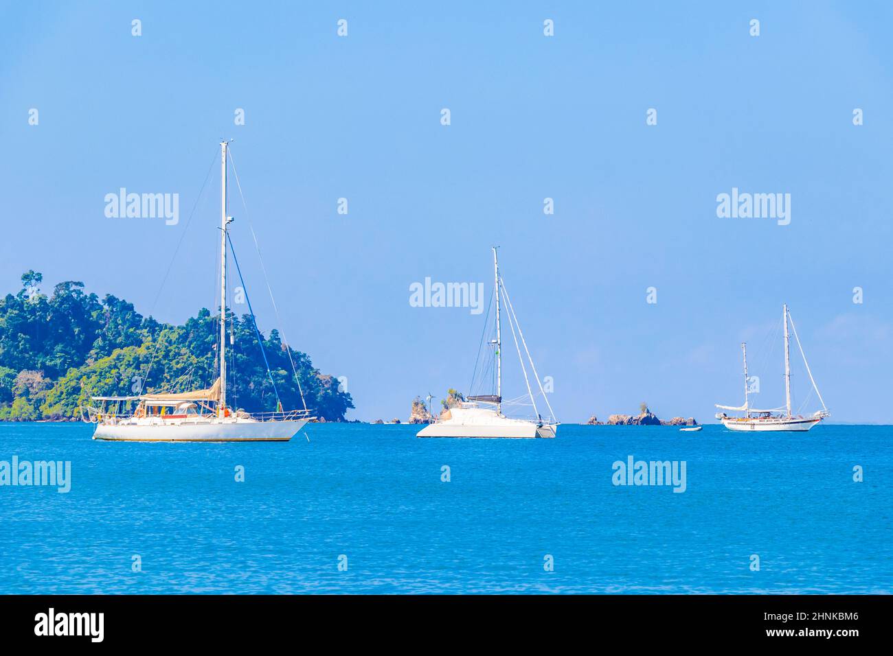 Barche Isola tropicale Koh Phayam Ao Khao Kwai Beach Thailandia. Foto Stock