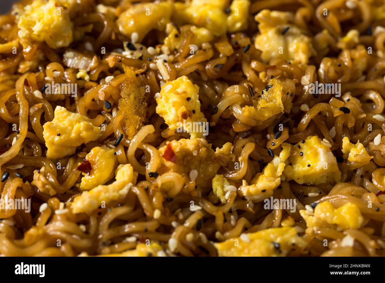 Homemand trendy Instant Ramen Noodle Stir Fry con uova e salsa di soia Foto Stock