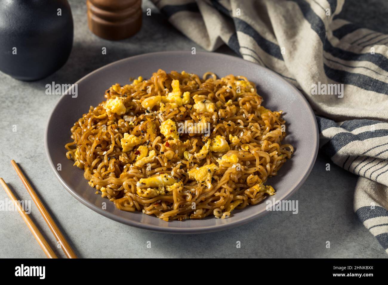 Homemand trendy Instant Ramen Noodle Stir Fry con uova e salsa di soia Foto Stock