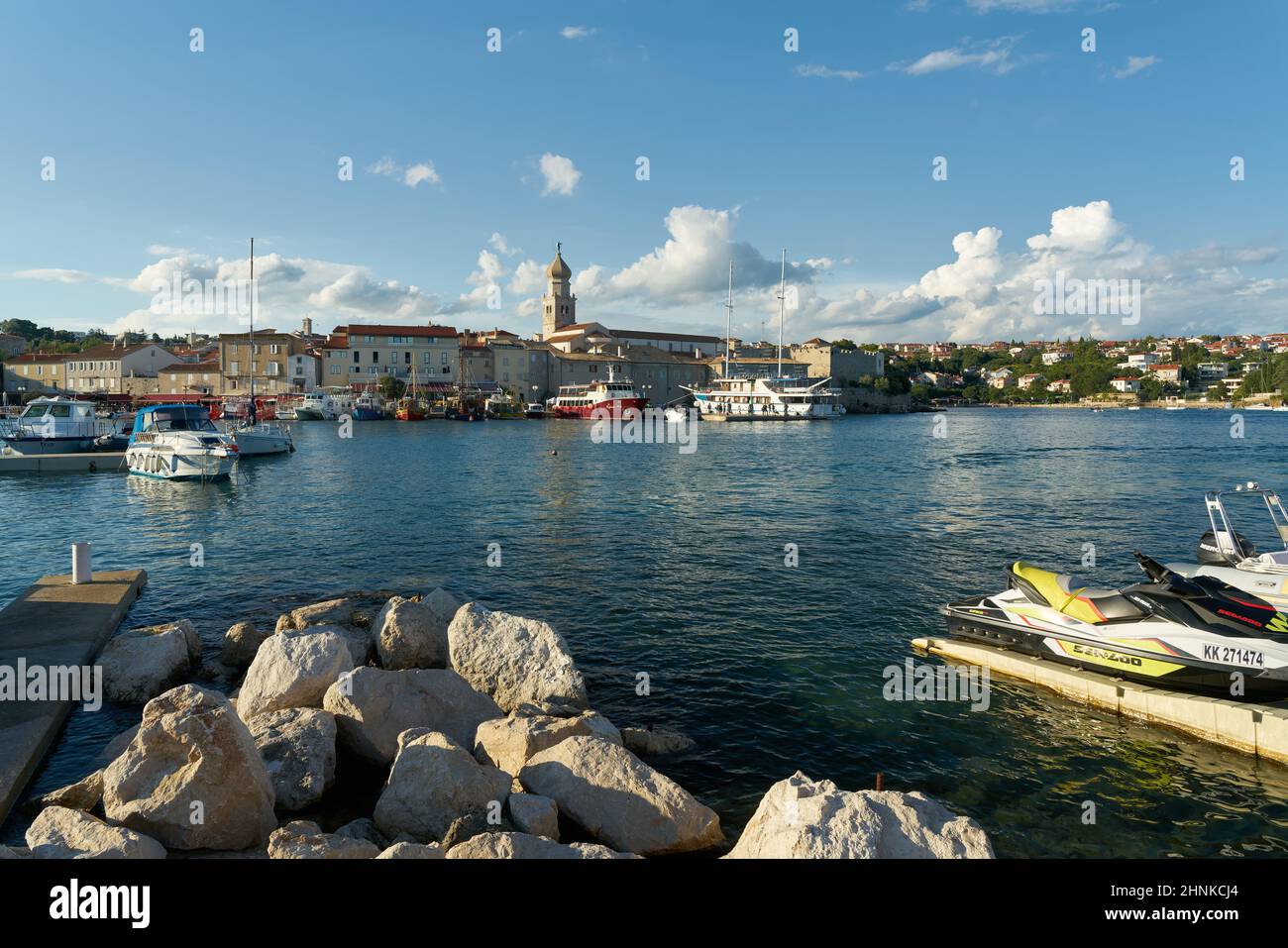 Vista sul porto fino alla città vecchia di Krk sull'isola omonima nel Mare Adriatico in Croazia Foto Stock