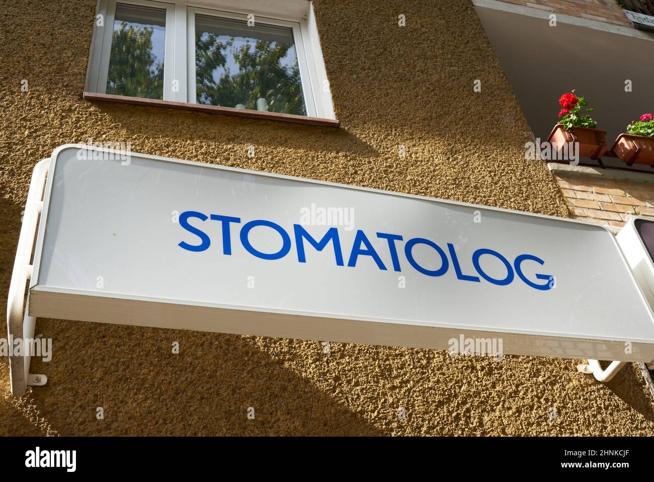 Segno con l'iscrizione stomatologog (dentista) su una casa nel centro di Kolobrzeg in Polonia Foto Stock