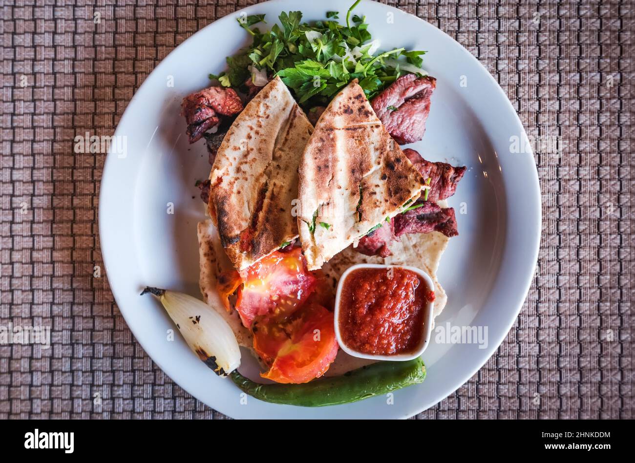 Spiedini di carne di agnello alla griglia, kebab shish tradizionale piatto Giordano a Wadi Musa, vista dall'alto. Foto Stock