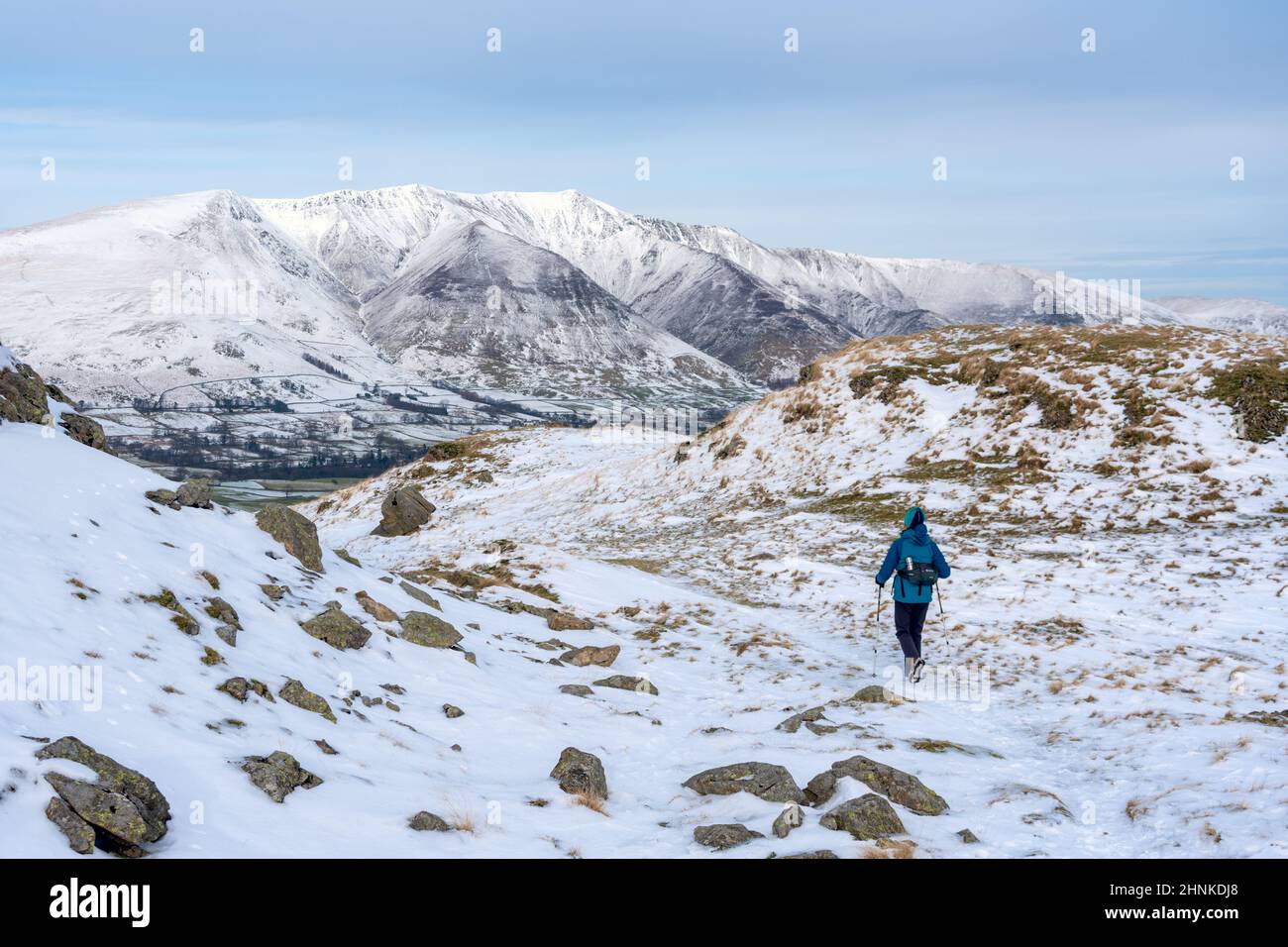 Passeggiate invernali su High Rigg, guardando verso Blencathra, Cumbria Foto Stock
