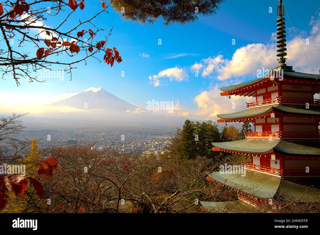 Bellissimo paesaggio autunnale della pagoda rossa Chureito la famosa attrazione turistica nella città di fujinomiya e il Monte Fuji al tramonto nella prefettura di Yamanashi, Giappone Foto Stock