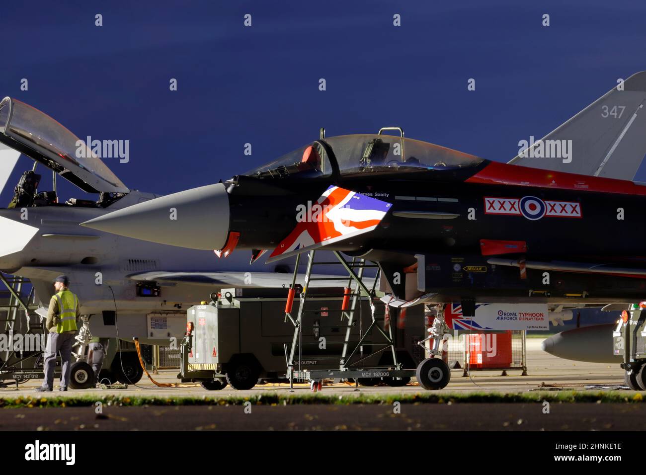 RAF Typhoon Display Aircraft, Eurofighter Typhoon FGR.4 ZJ914, a RAF Coningsby, di notte, sotto i riflettori Foto Stock