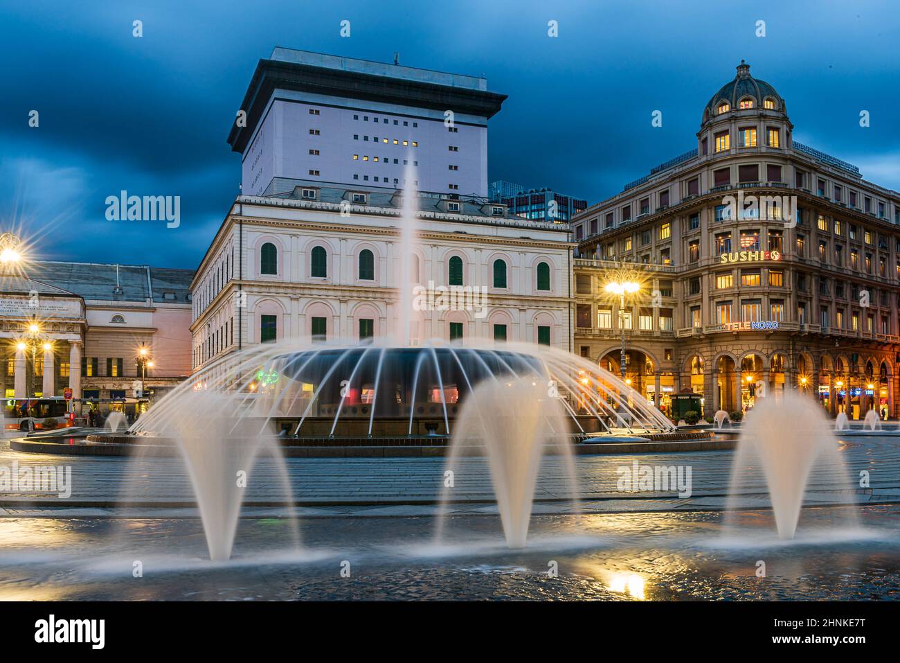 Piazza De Ferrari a Genova di notte Foto Stock