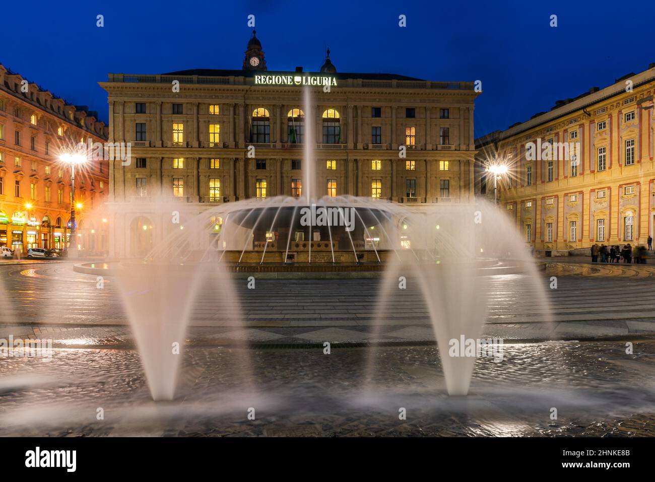 Piazza De Ferrari a Genova di notte Foto Stock