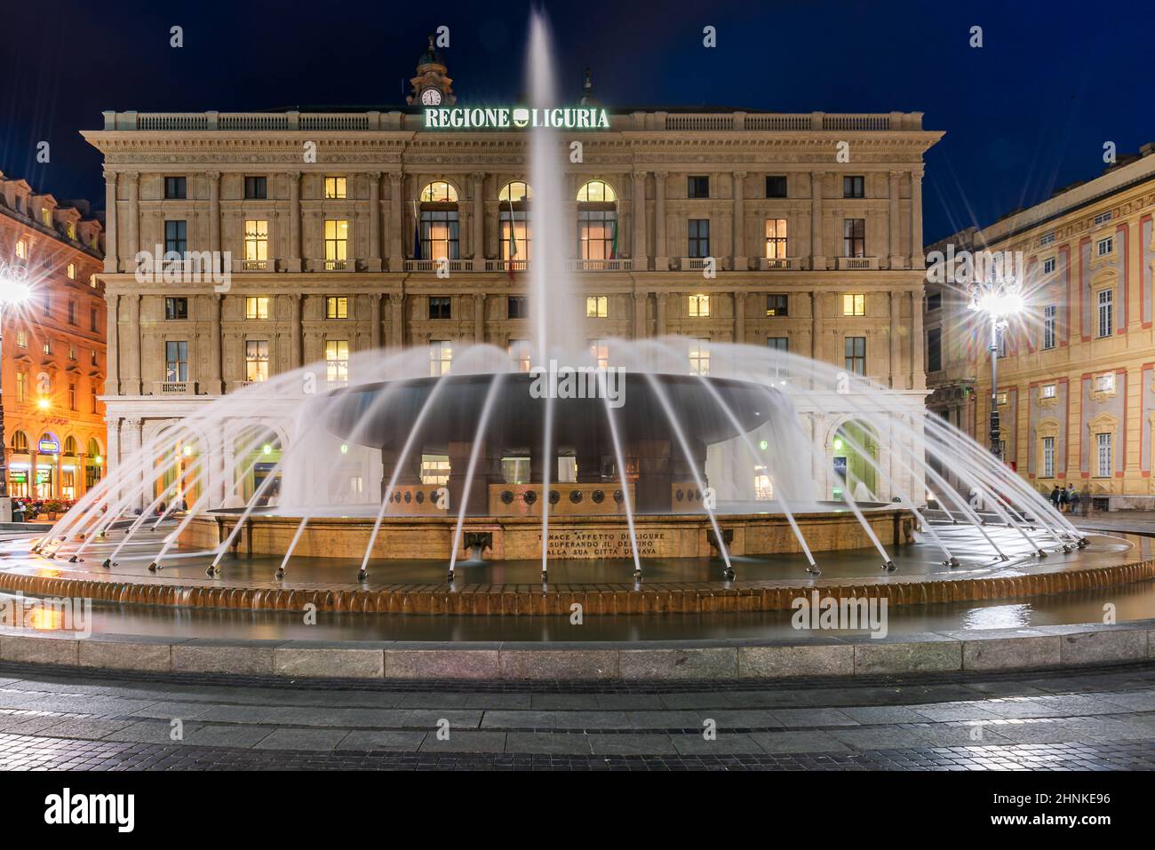 Piazza De Ferrari a Genova di notte Foto Stock