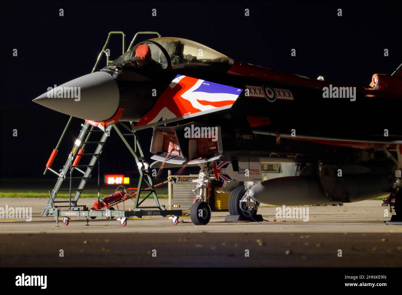 RAF Typhoon Display Aircraft, Eurofighter Typhoon FGR.4 ZJ914, a RAF Coningsby, di notte, sotto i riflettori Foto Stock