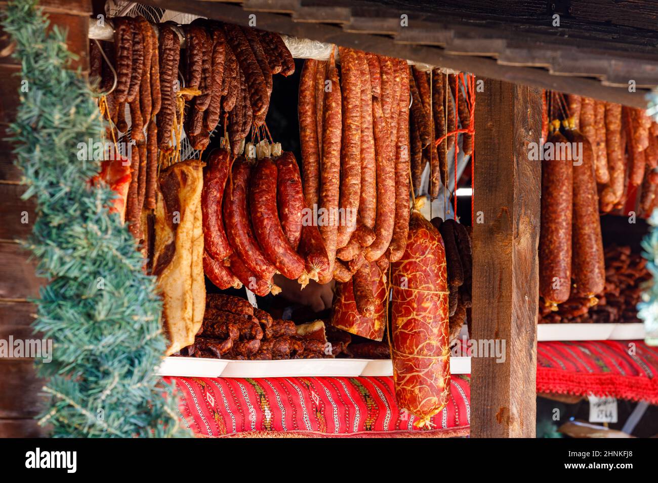 salsiccia rumena in un negozio sulla strada transalpina Foto Stock
