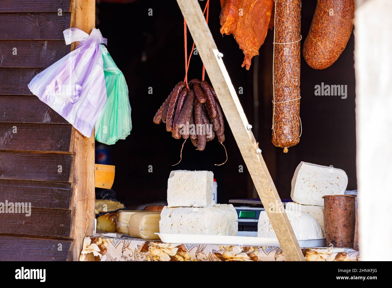 salsiccia rumena in un negozio sulla strada transalpina Foto Stock