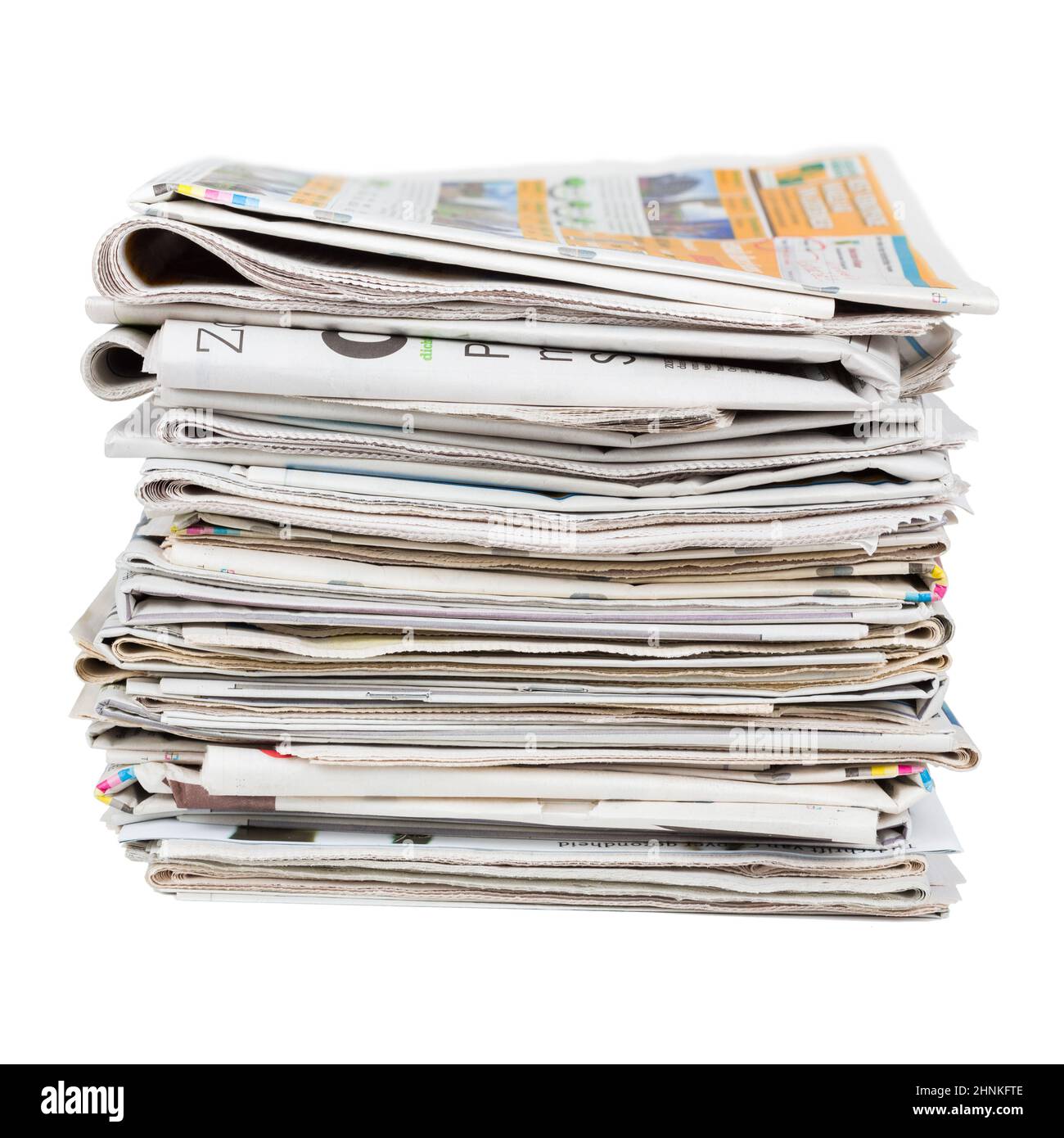 Mucchio di giornali generici isolati su sfondo bianco Foto Stock