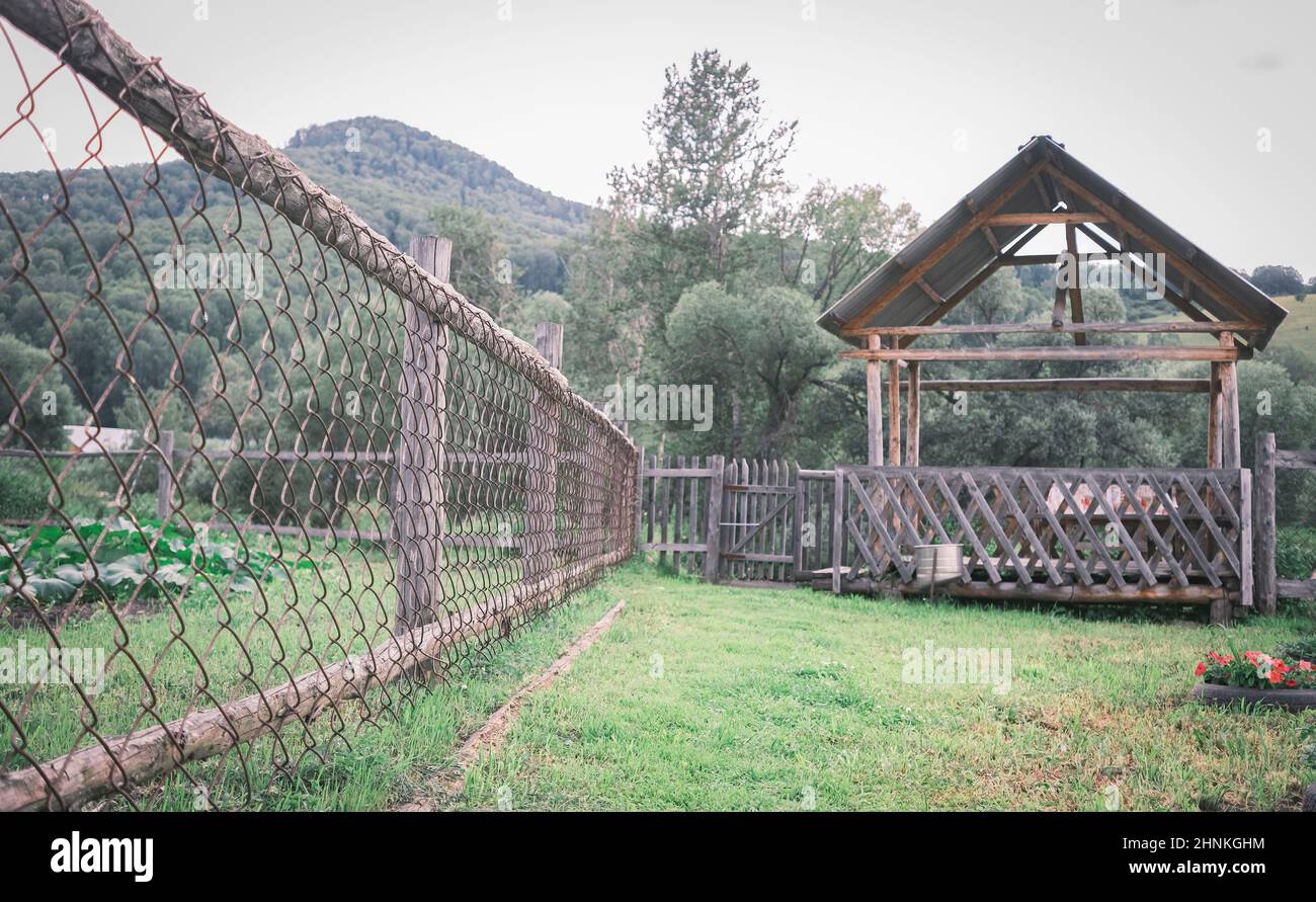 Un vecchio rustico tradizionale recinto di cnain colorato Foto Stock