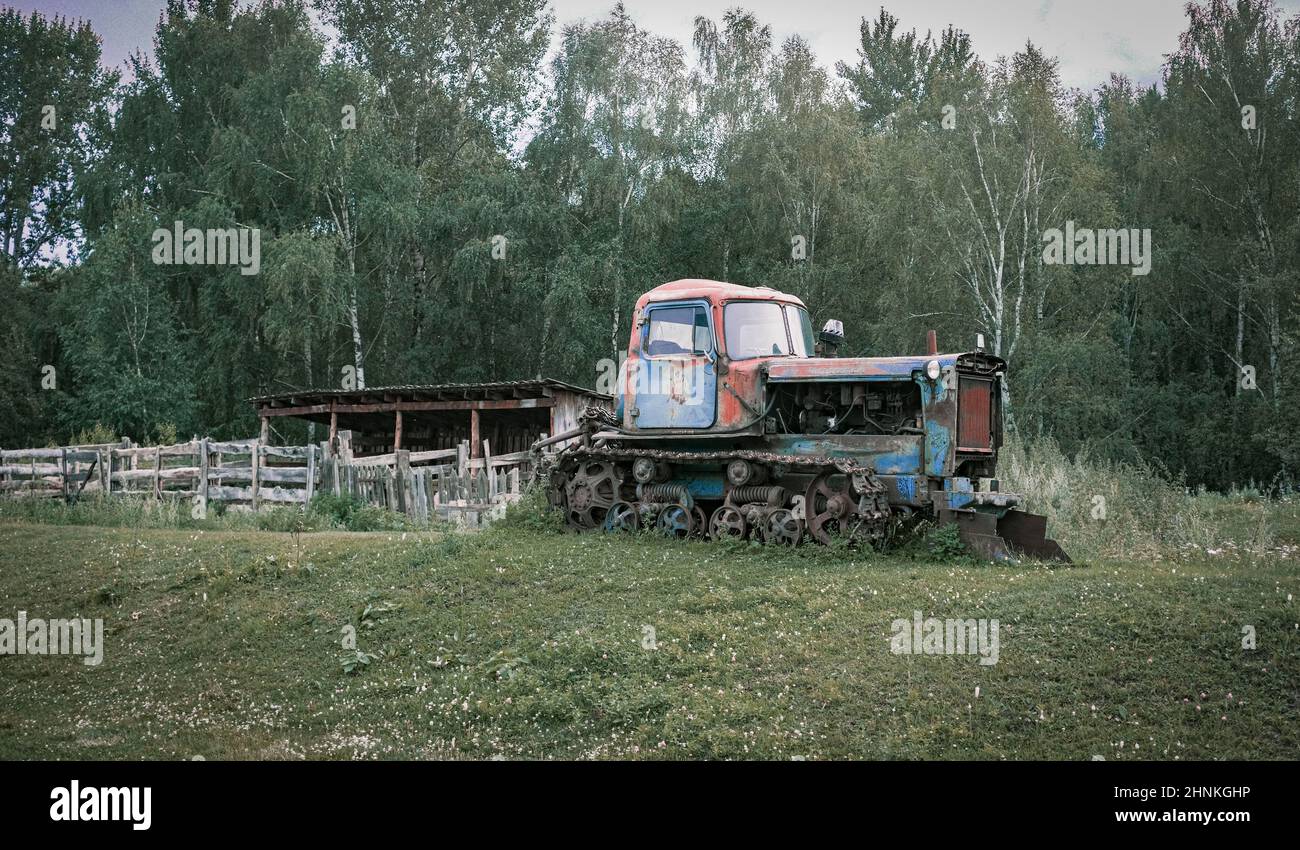 Un vecchio trattore cingolato in paesaggio rurale Foto Stock