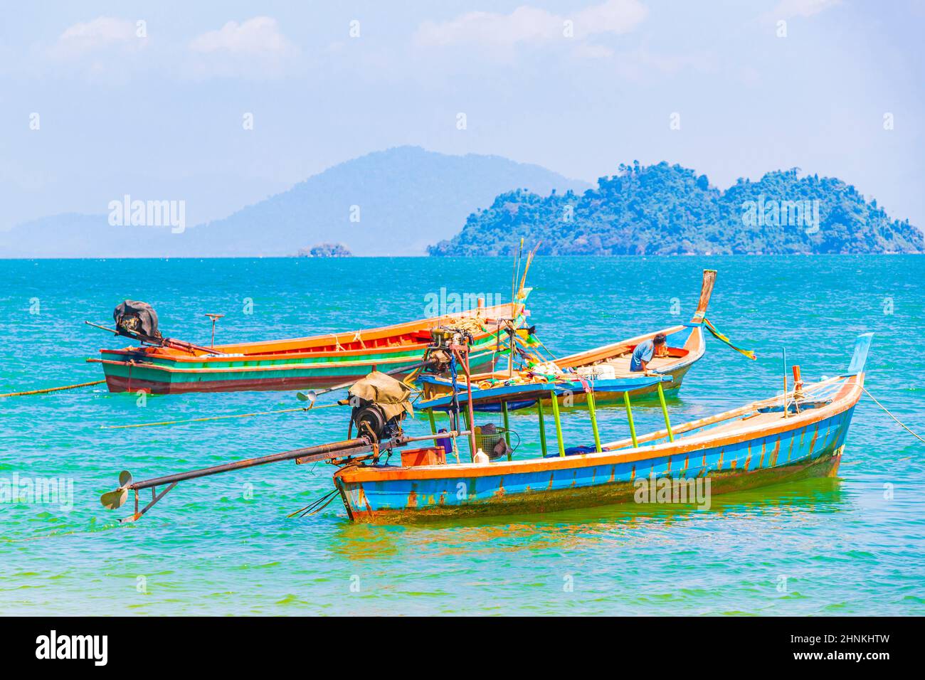 Barche a coda lunga al molo sull'isola di Koh Phayam Thailandia. Foto Stock