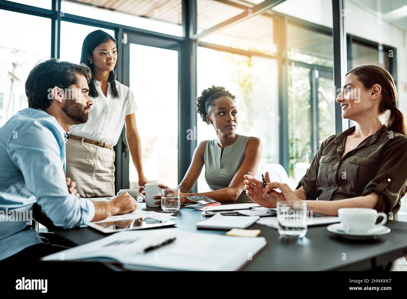 Nessuna idea è lasciata alle spalle. Foto di un gruppo di colleghi che hanno una riunione in un ufficio moderno. Foto Stock