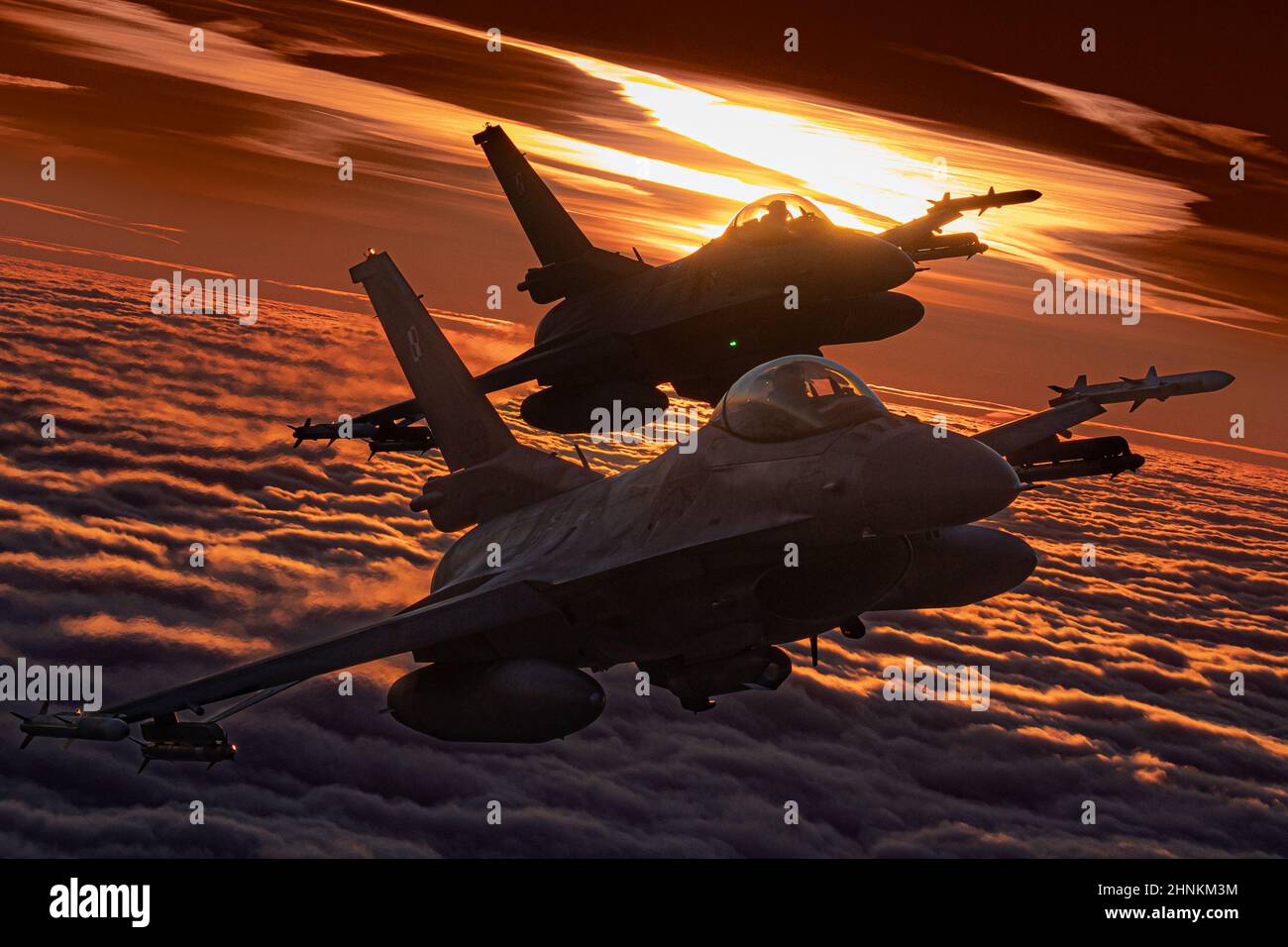 Aerei militari durante un fotoshoot aria-aria, l'Air Force polacca F-16s, la NATO Baltic Air poliziing Foto Stock