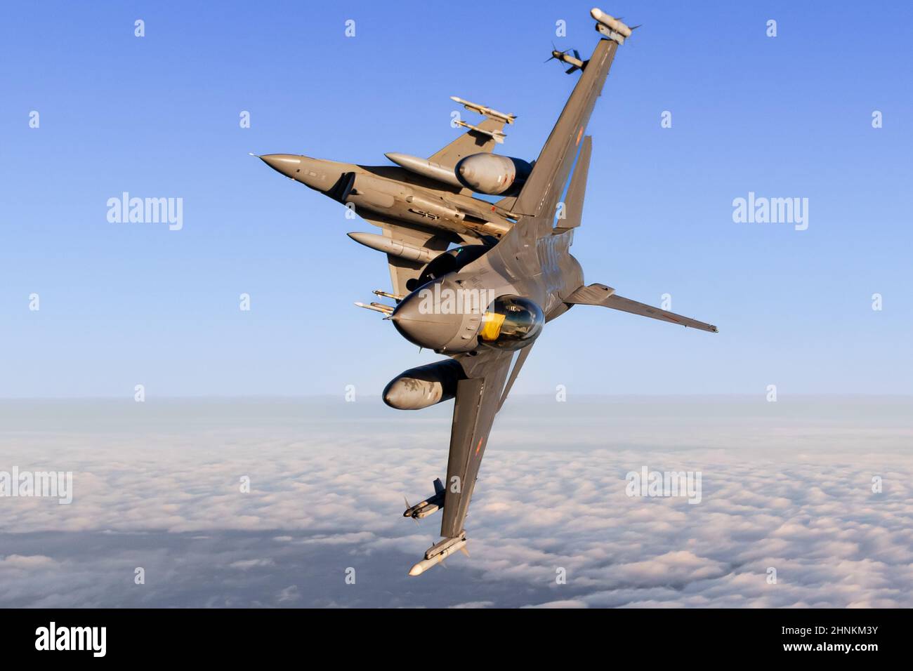 Velivolo militare durante un fotoshoot aria-aria, Belgian Air Force, F -16s , NATO Baltic Air poliziing Foto Stock