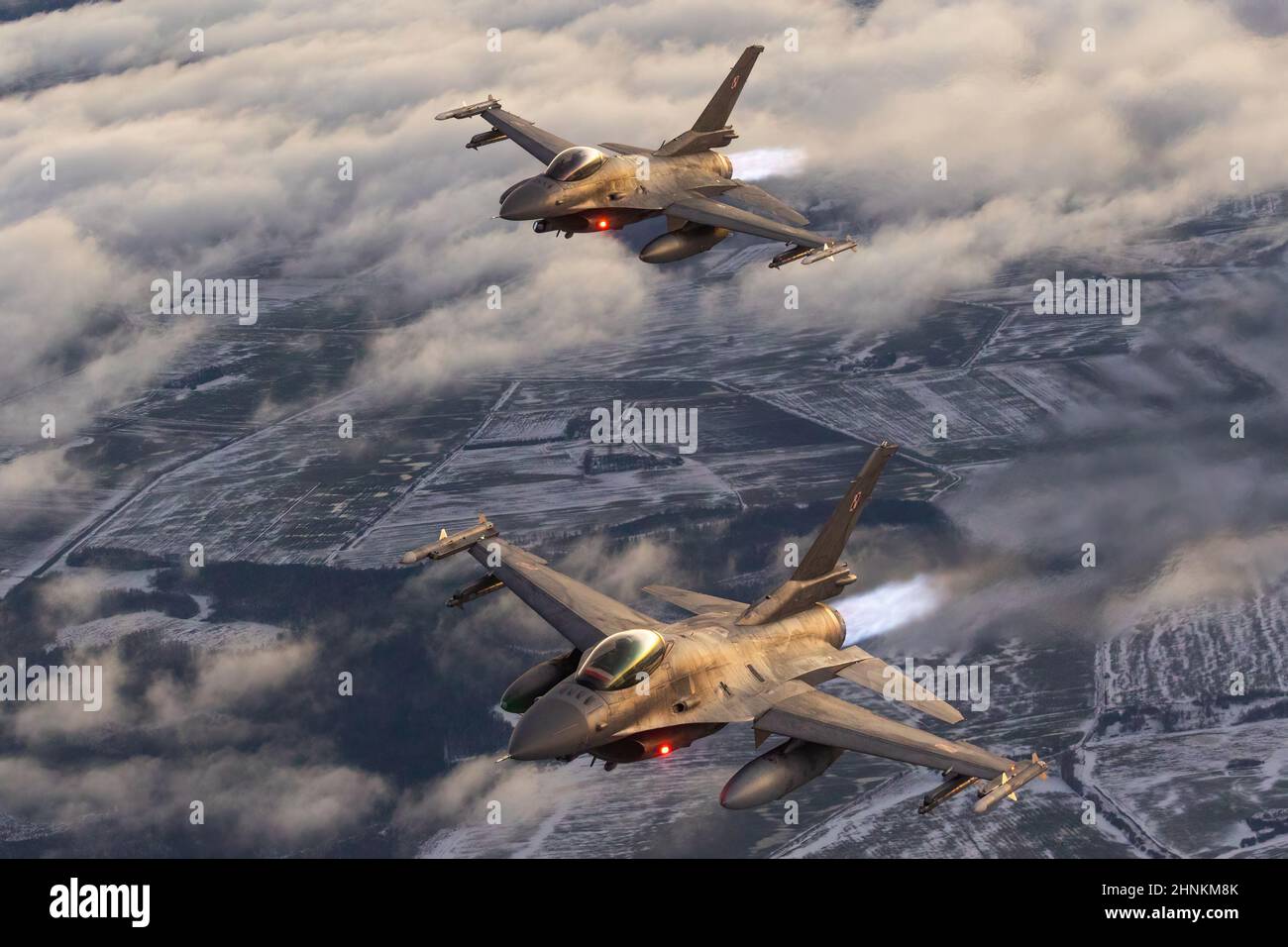 Aerei militari durante un fotoshoot aria-aria, l'Air Force polacca F-16s, la NATO Baltic Air poliziing Foto Stock