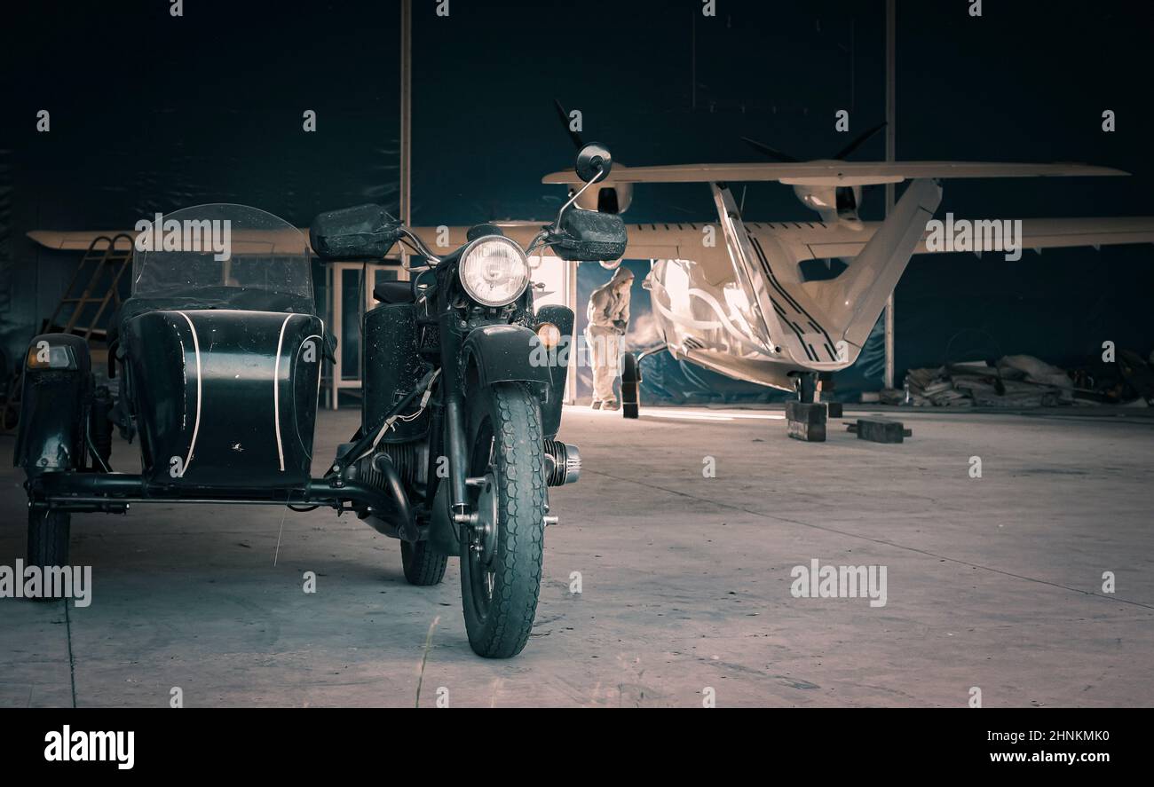 3rd luglio 2021, Russia, Kemerovo, aereo in hangar con bici Foto Stock