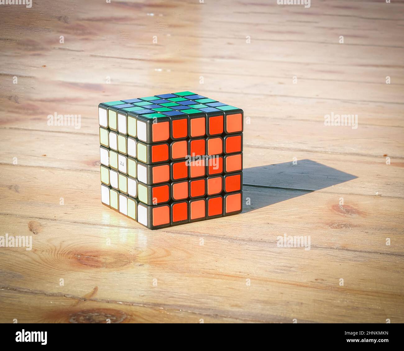 Il Rubic's Cube 5 a 5 dimensioni risolto colorato Foto Stock