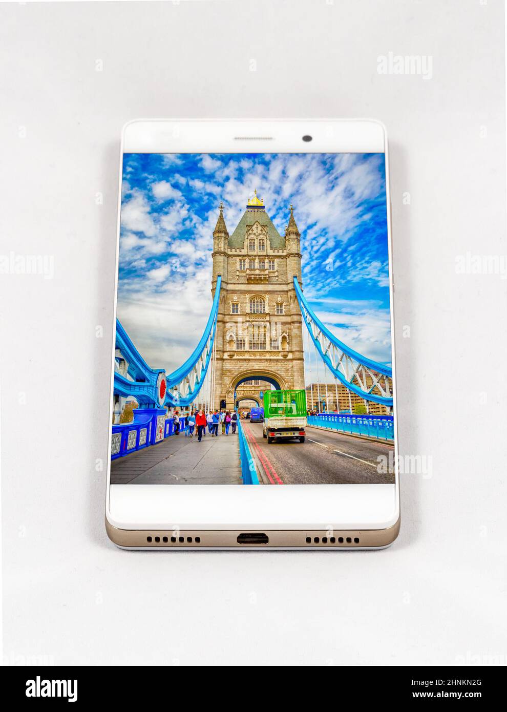 Smartphone moderno che mostra l'immagine di Tower Bridge, Londra, Regno Unito Foto Stock