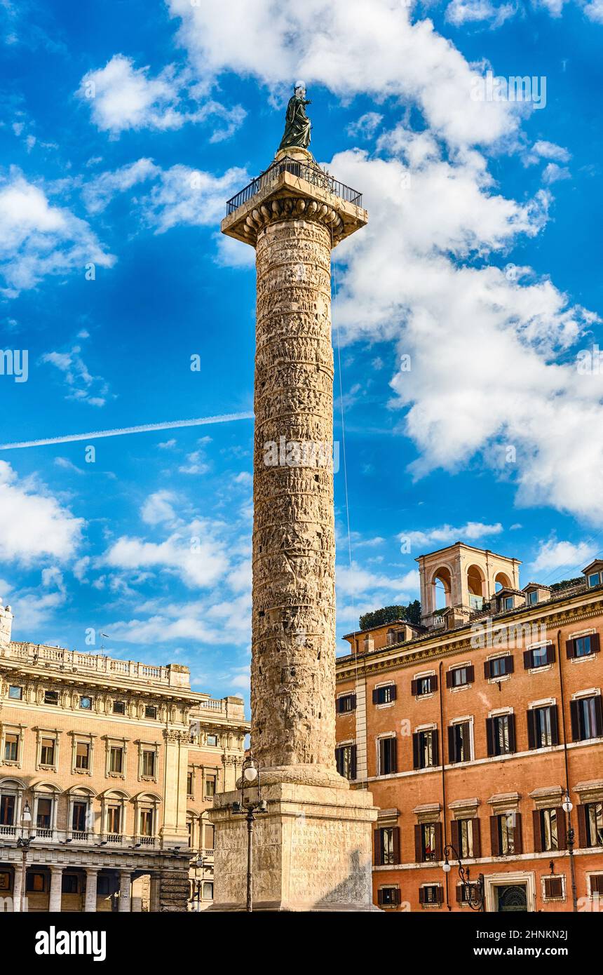 La colonna di Marco Aurelio in Piazza colonna, Roma, Italia Foto Stock