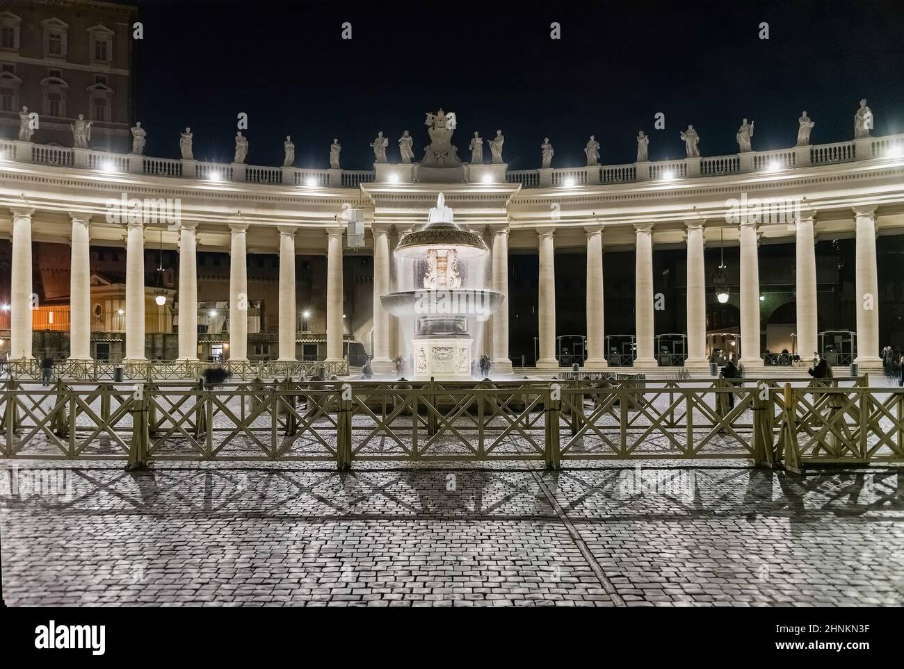 I massicci colonnati dorici in Piazza San Pietro, Roma, Italia Foto Stock