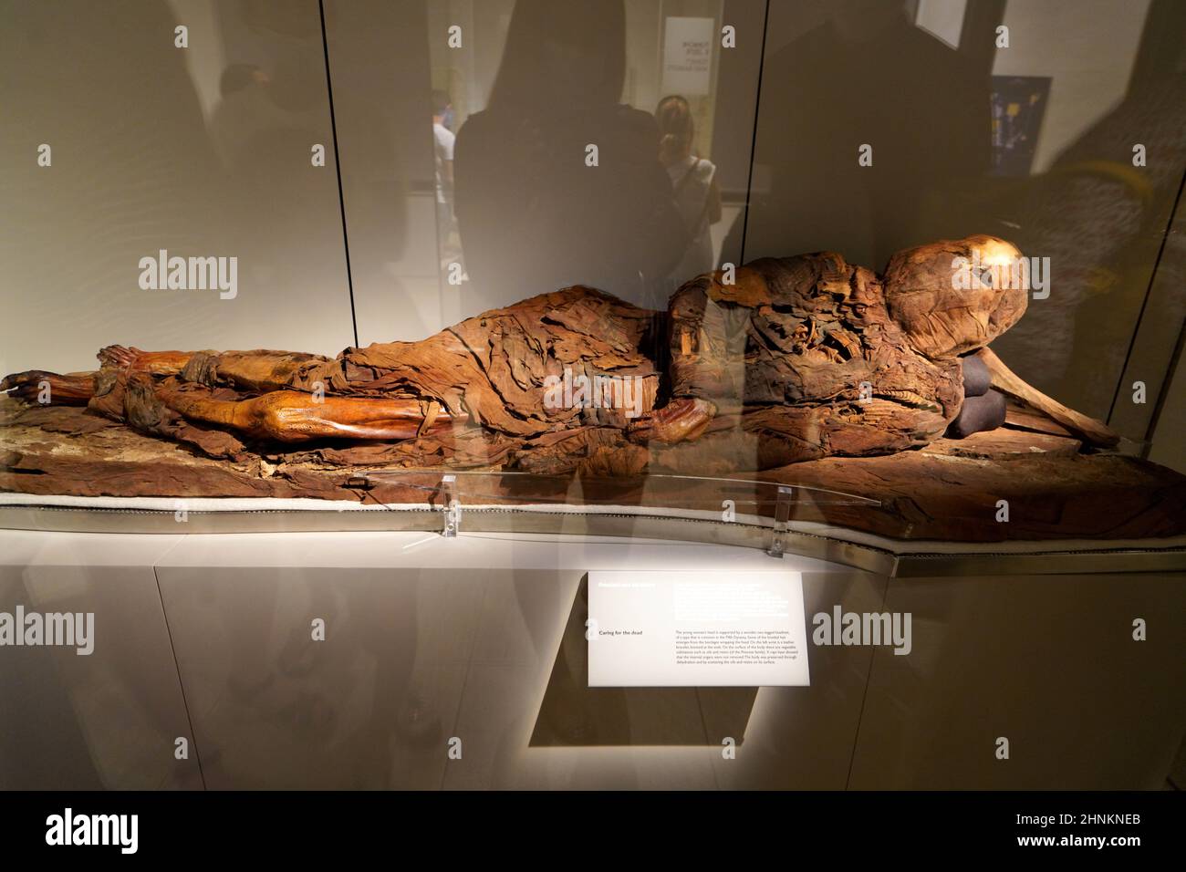 TORINO, ITALIA - 19 AGOSTO 2021: Mummia in posizione menzogna. Mummificazione di un corpo durante la civiltà egizia, Museo Egizio di Torino, Italia Foto Stock