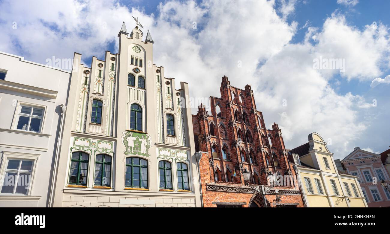 Vecchie case ristrutturate nella storica piazza del mercato di Wismar, Meclemburgo-Pomerania occidentale, Germania Foto Stock