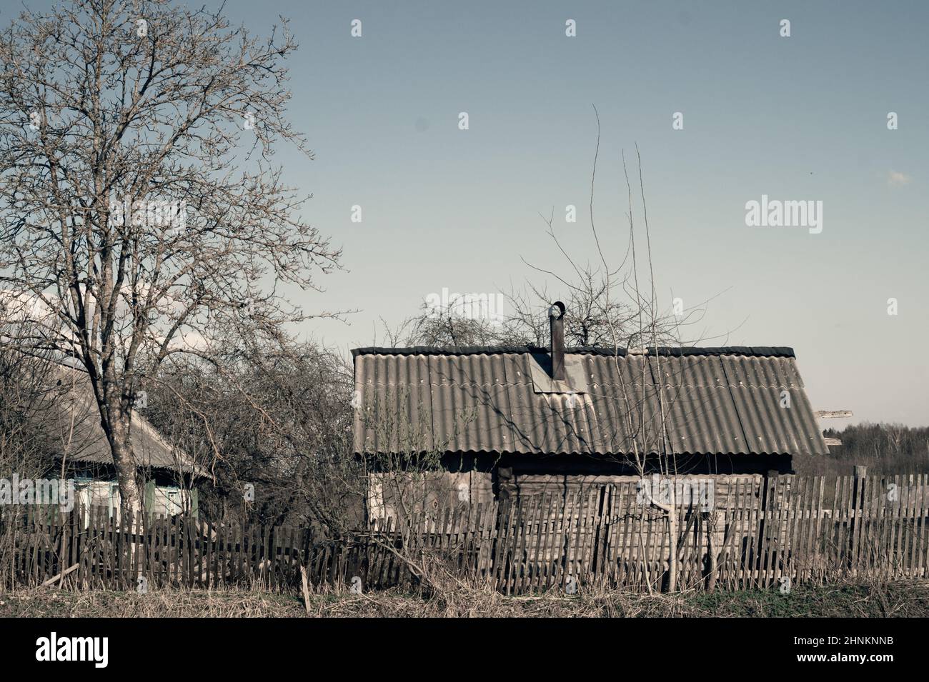Tradizionale casa in legno nella scena ambiente naturale Foto Stock