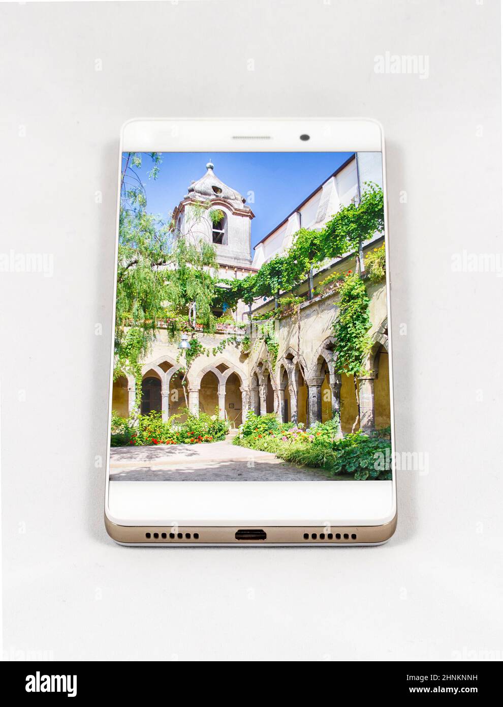Smartphone moderno che visualizza l'immagine a schermo intero di un chiostro, Italia Foto Stock