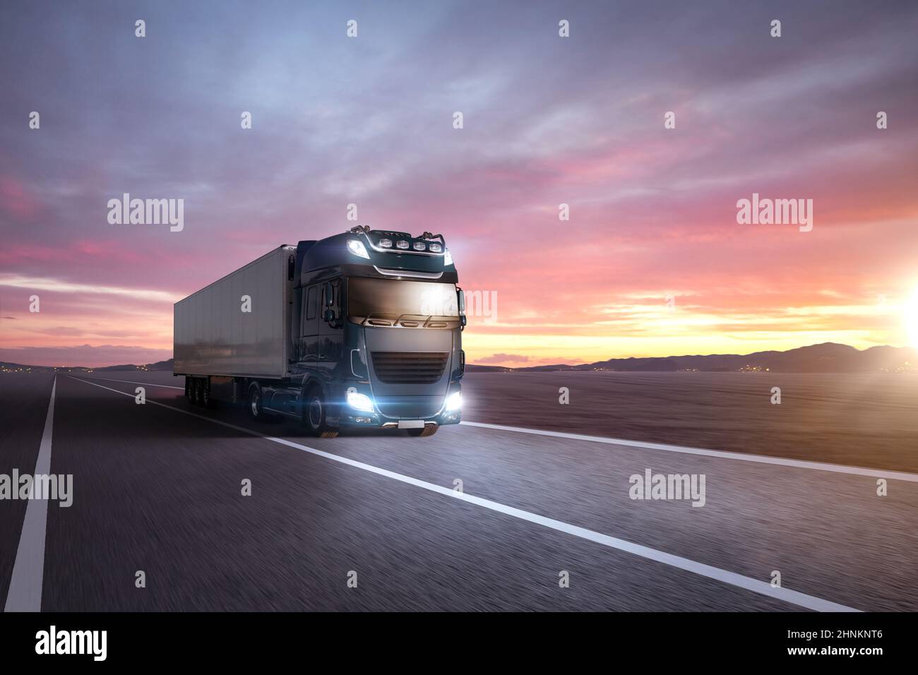 Camion che guida su un'autostrada al tramonto Foto Stock