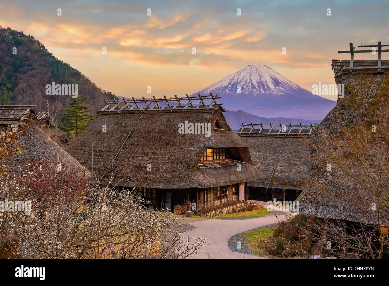 Vecchia casa in stile giapponese e Mt. Fuji al tramonto, Giappone Foto Stock