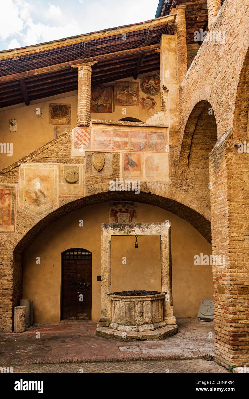 Bene a San Gimignano Foto Stock