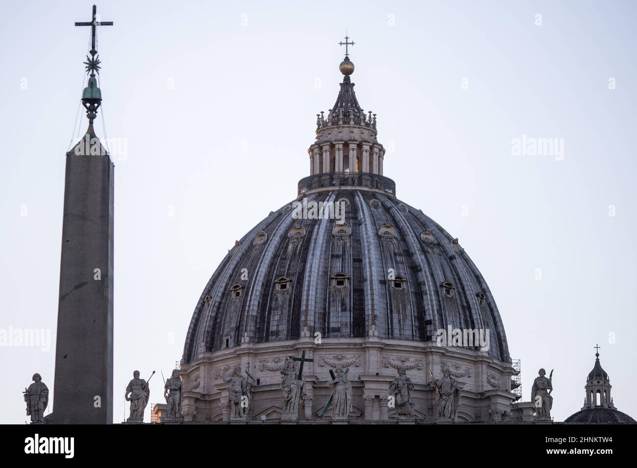 ROM, Italia. 09th Feb 2022. Una vista della cupola della Basilica di San Pietro e di un obelisco egiziano in Piazza San Pietro. Credit: Oliver Weiken/dpa/Alamy Live News Foto Stock