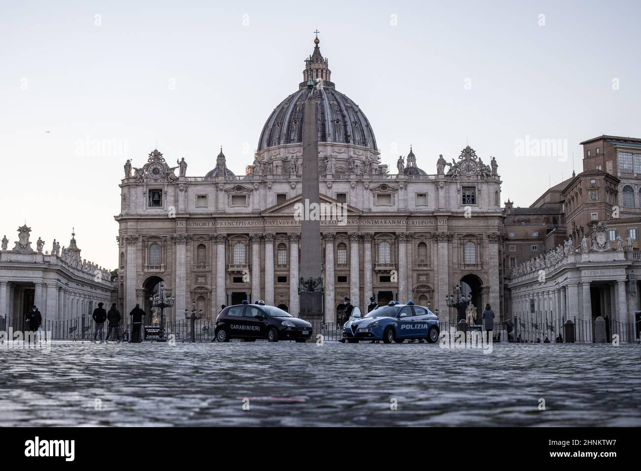 ROM, Italia. 09th Feb 2022. Gli italiani si trovano al di fuori della Basilica di San Pietro, considerata la chiesa più grande della cristianità e situata nella Città del Vaticano. Credit: Oliver Weiken/dpa/Alamy Live News Foto Stock