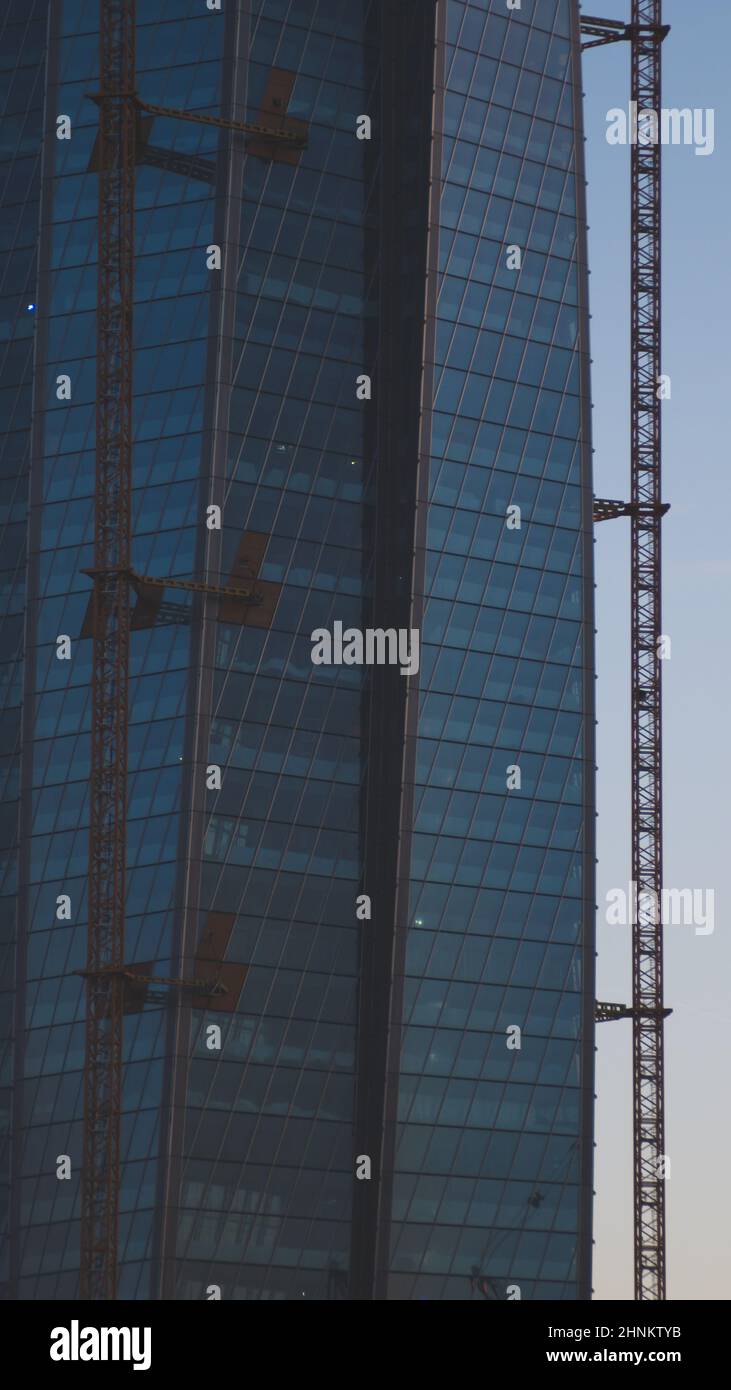 grattacielo. torre alta con gru industriale Foto Stock