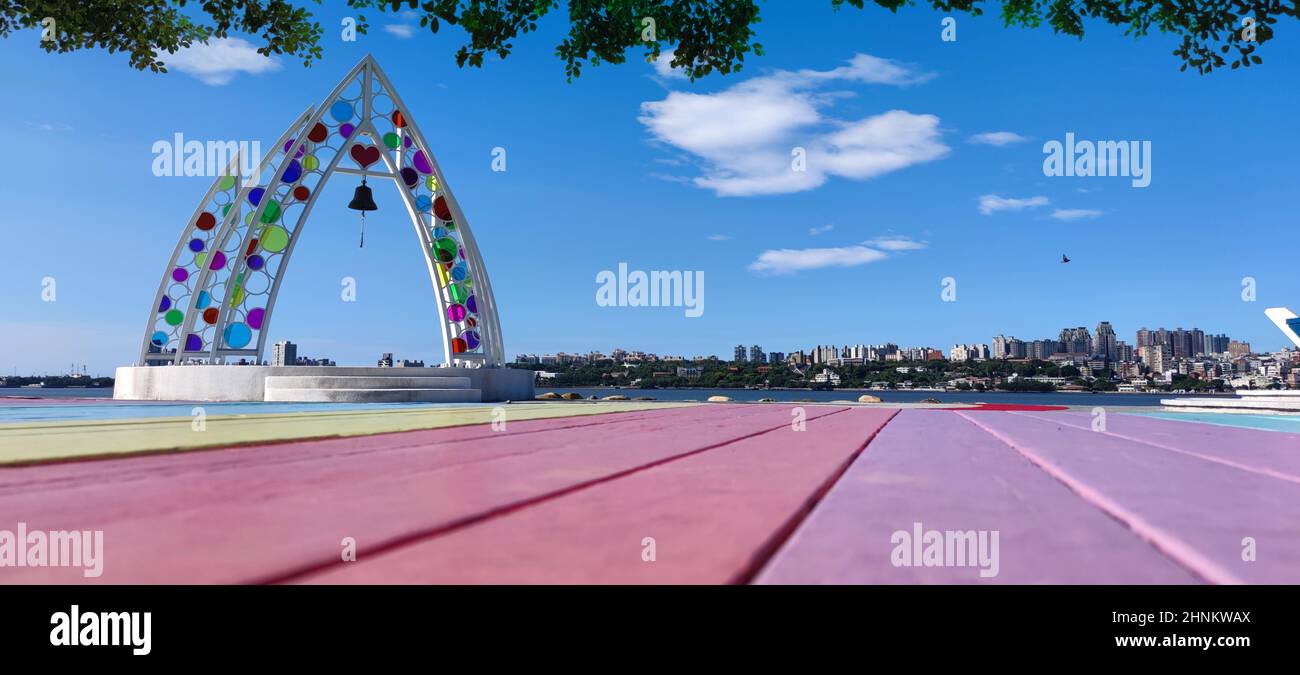 Il quartiere cittadino di Tamsui Bali a Taipei, Taiwan, si riflette nel Fiume Tamsui in una bella giornata Foto Stock