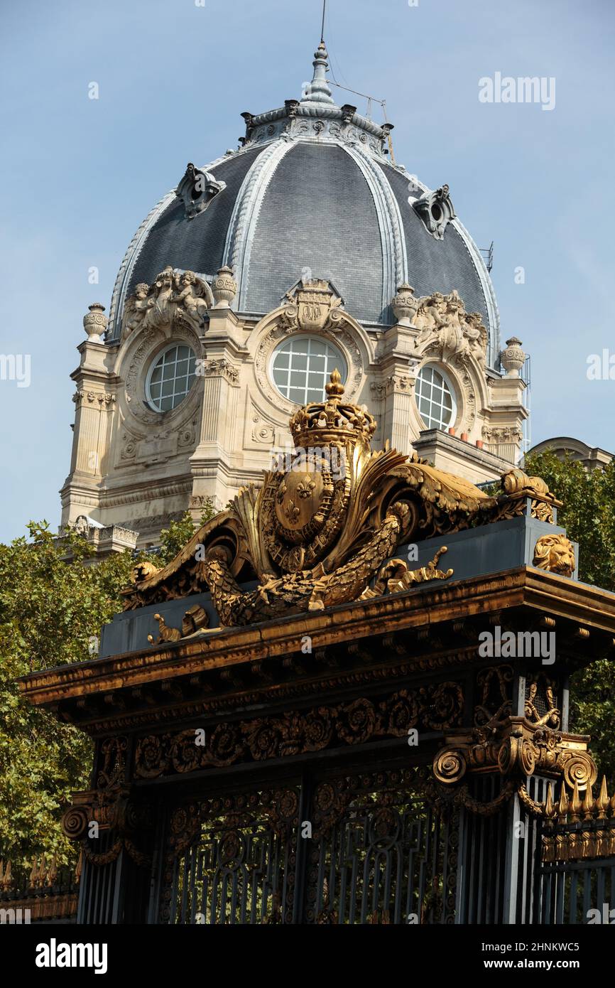 Cancello con decorazioni dorate, ingresso al Palais de Justice di Parigi, Francia Foto Stock