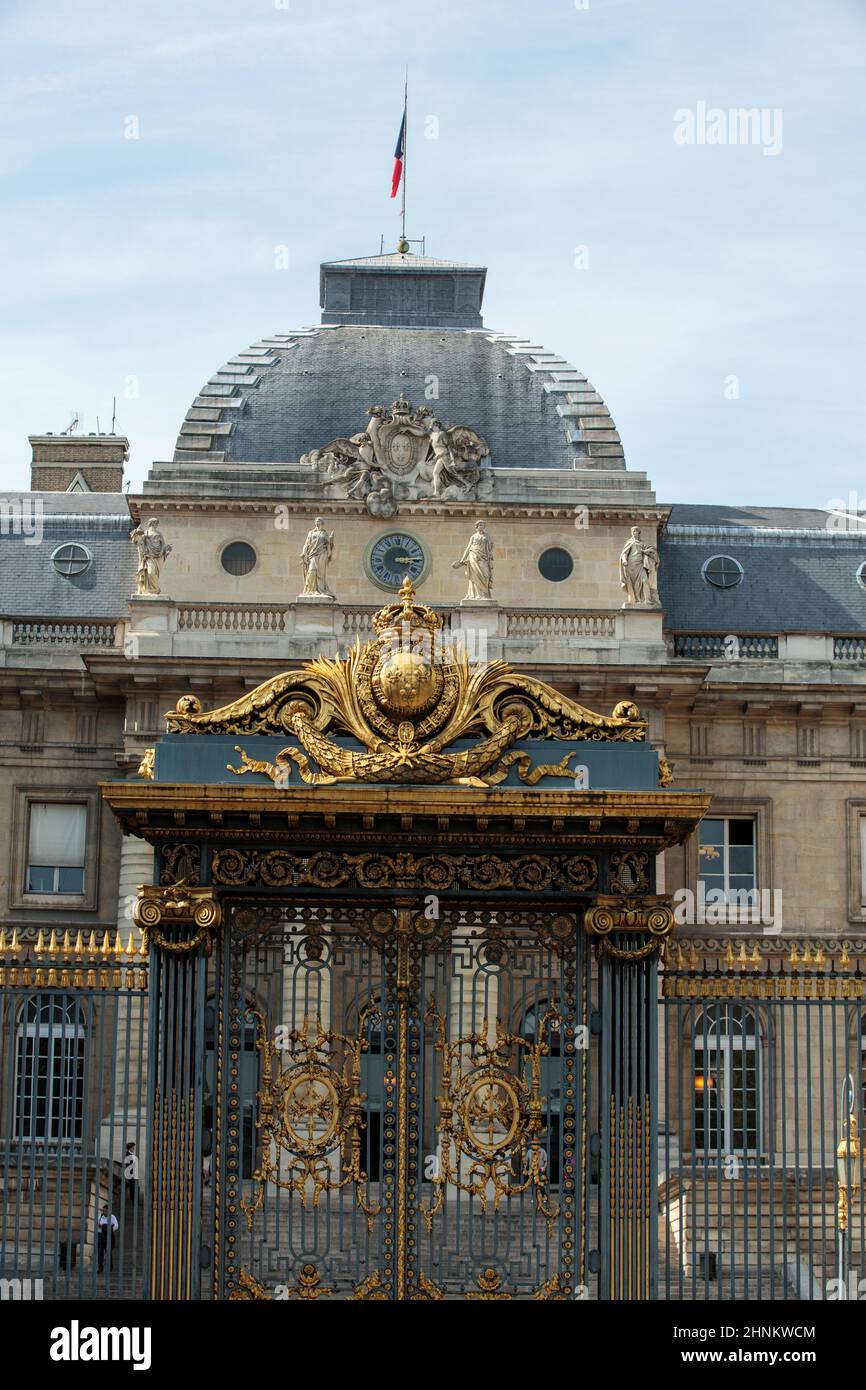 Cancello con decorazioni dorate, ingresso al Palais de Justice di Parigi, Francia Foto Stock