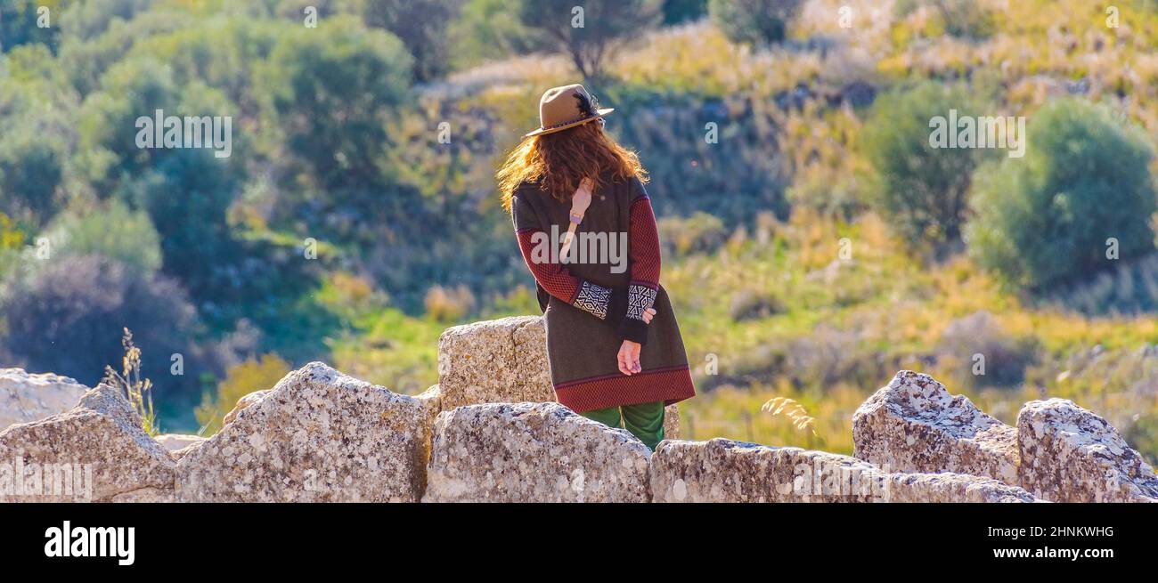 Woman Back View, Micenas City, Grecia Foto Stock