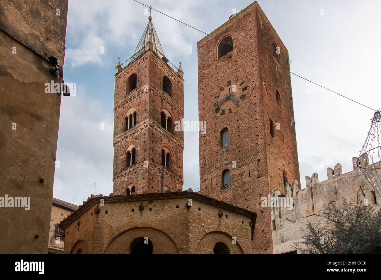 Il campanile della cattedrale e la Torre dell Orologio, monumenti medievali del centro storico del villaggio ligure di Albenga Foto Stock