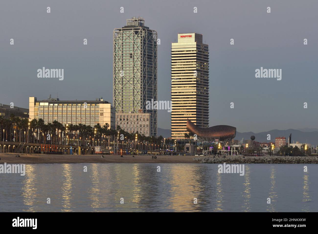 Moderne torri gemelle Torre Mapfre e Hotel Arts, pietra miliare dell'architettura al tramonto, situato a Port Olimpic Barcelona Spagna. Foto Stock