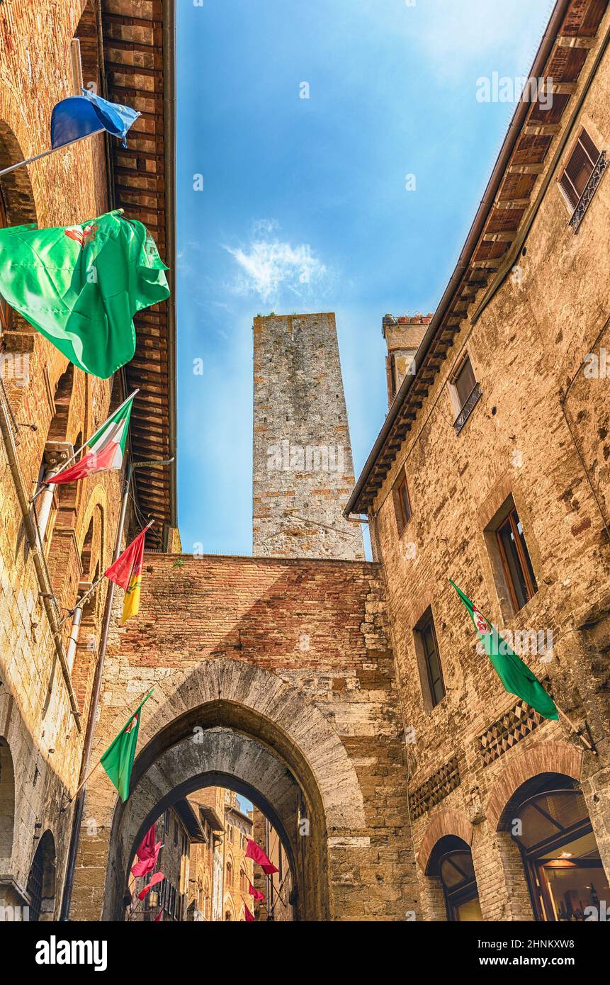 L'architettura medievale di San Gimignano, città simbolo d'Italia Foto Stock