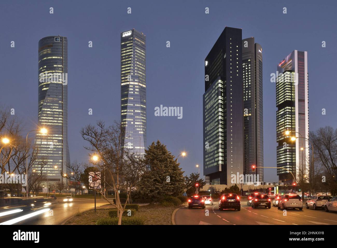 Cuatro Torres - quattro torri business area, moderni grattacieli e vialetto al tramonto a Madrid Spagna. Foto Stock