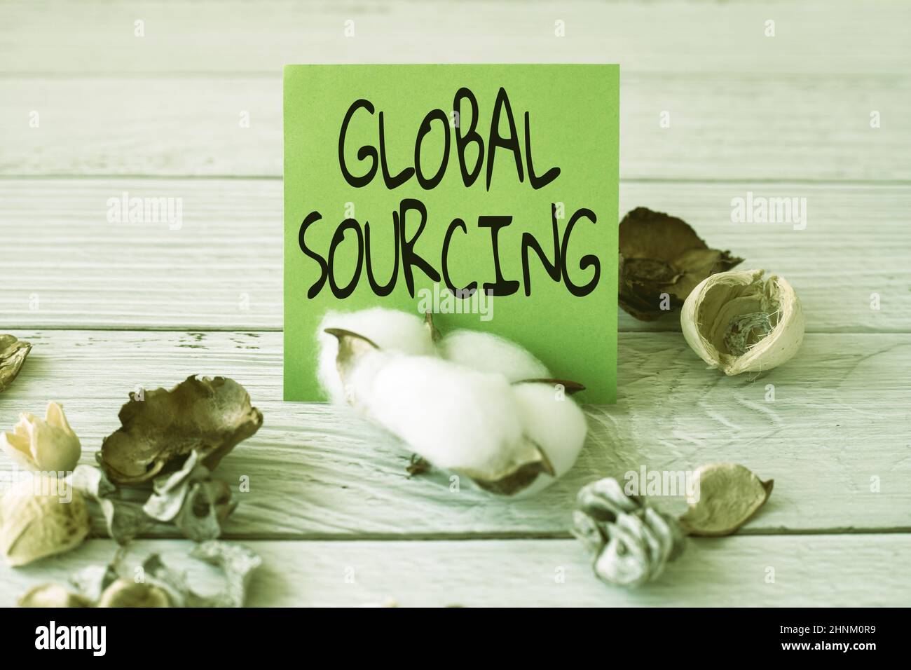 Testo che mostra l'ispirazione Global Sourcing, Word for Practice of sourcing from the Global market for Goods Blank Piece of Sticky Note posto in cima a T. Foto Stock