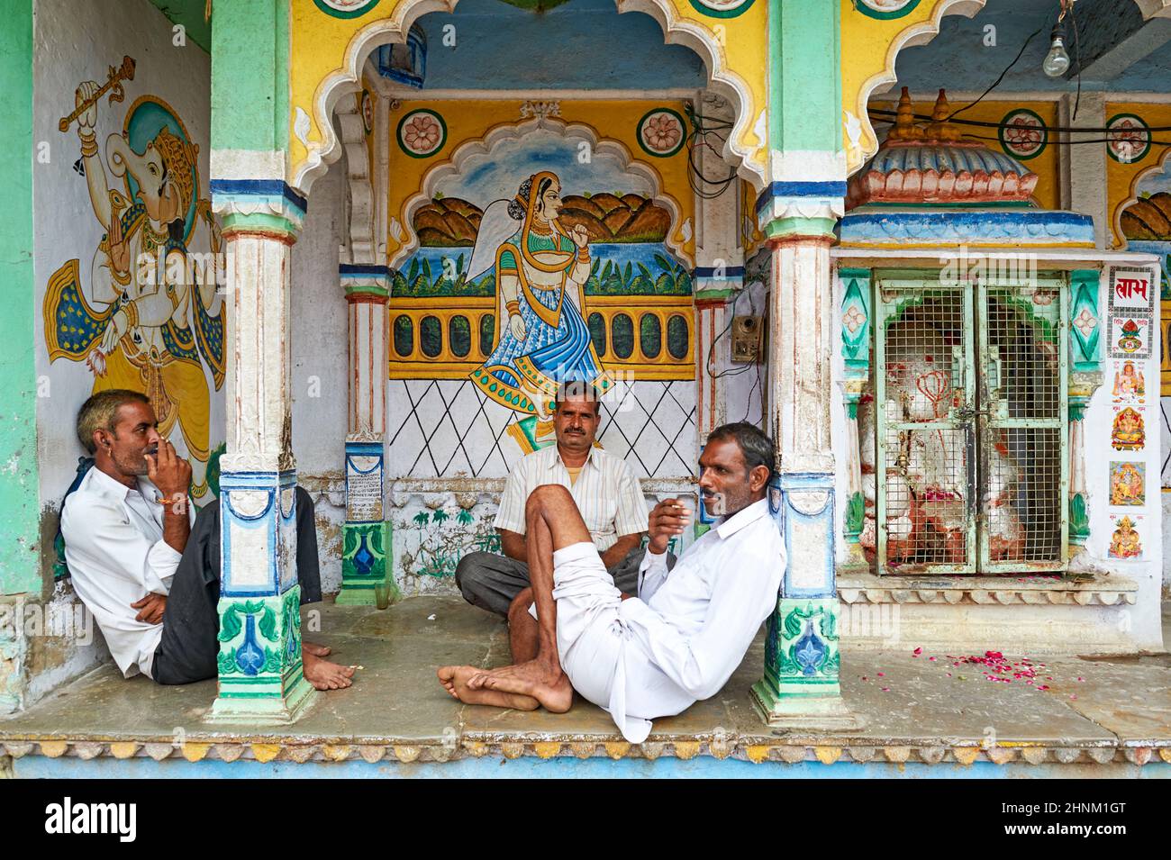 India Rajasthan Bundi. Tre uomini rilassanti Foto Stock